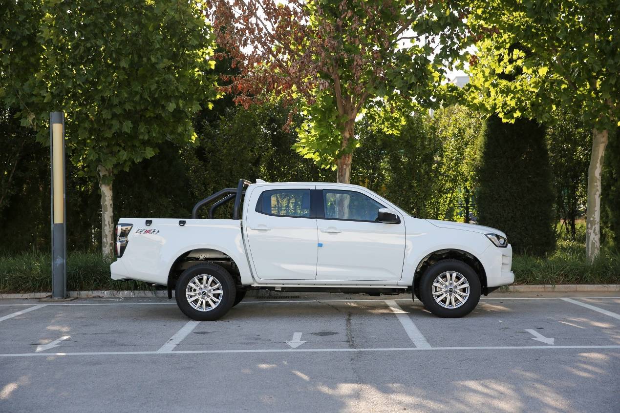 五十铃皮卡铃拓和d-max外观区别,五十铃皮卡铃拓2.5t四驱手动测试