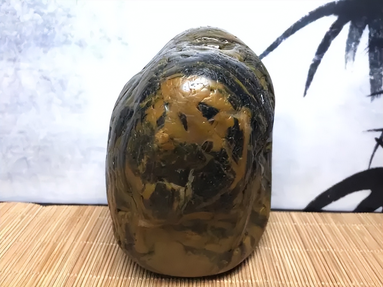 03年青岛男子捡到熊猫奇石，有人出价百万不愿卖，专家估值1.5亿