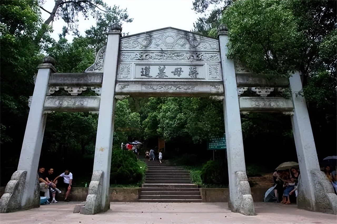 蒋介石的“龙脉”情节，风水先生预言成真，蒋母墓有这么神？