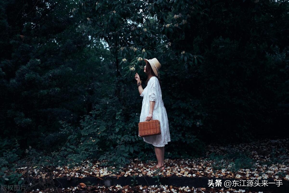 如何改正一个女孩的行为举止做作,如何观察一个女孩