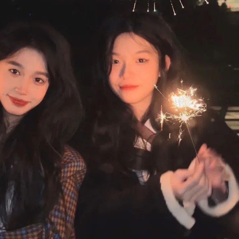 闺蜜头像一左一右真人可爱姐妹,情侣头像和闺蜜头像连在一起的