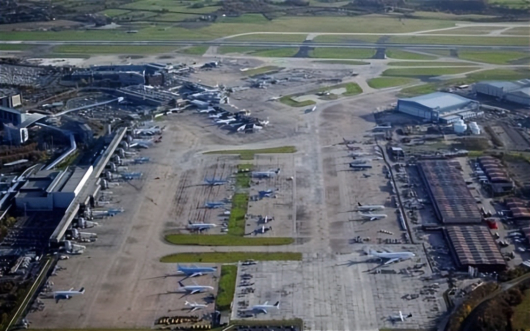 1997年香港回归前，英国又在背后搞鬼，江*民泽**：你越压，我越硬