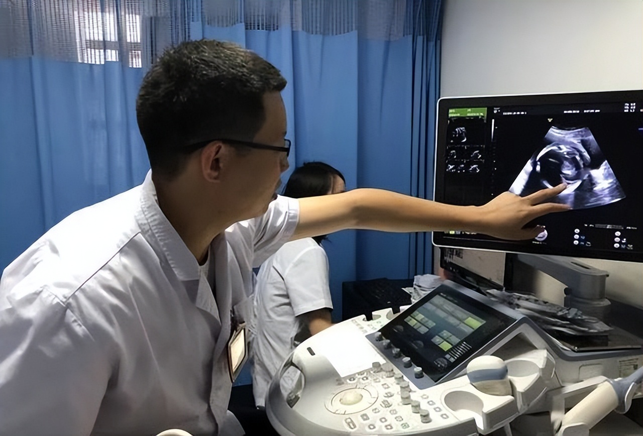 妇产科男医生面对女性隐私部位时，会觉得尴尬吗？医生说出无奈