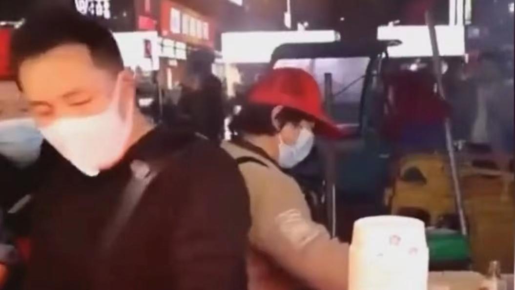 义乌90后夫妻摆摊一天收入9000,浙江义乌95后夫妻摆地摊日入9000