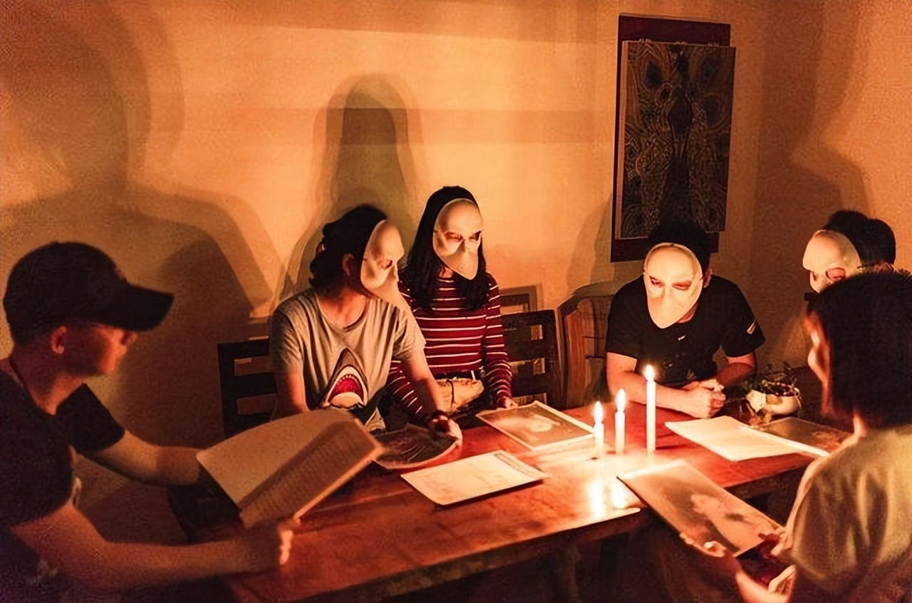 年轻人对密室乐此不疲，为完成“擦边球”任务，竟不断试探底线？