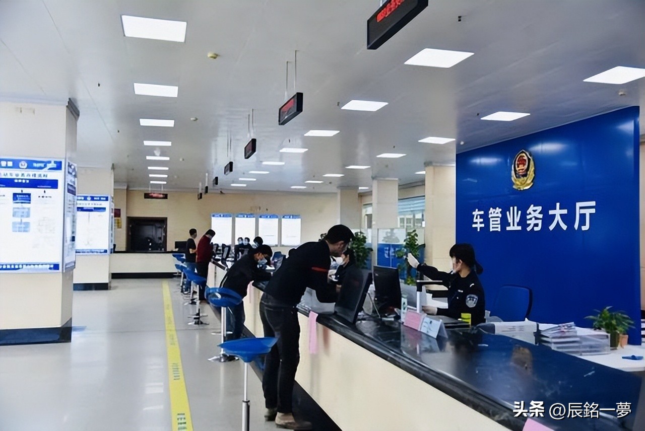 新车是自己上牌照还是交给4s上牌,提新车没上牌怎么去车管所上牌