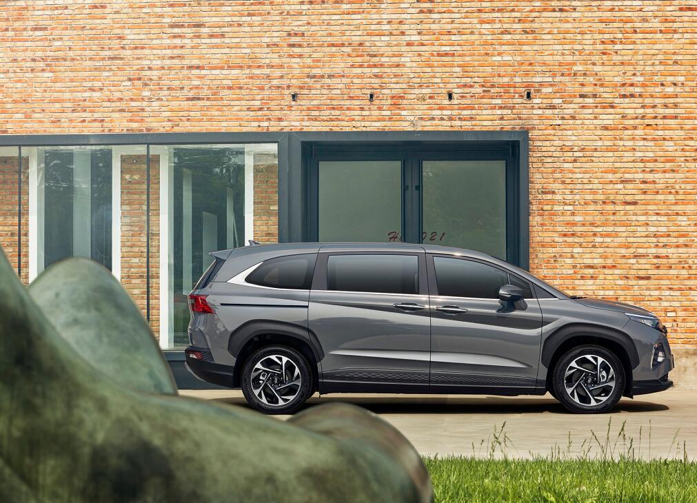 现代库斯途mpv落地价多少钱,现代库斯途mpv1.5t动力够用吗