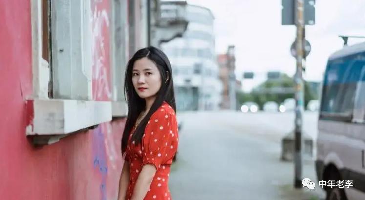 相亲离异女人怎样追求,相亲离异女生对你有意思的表现