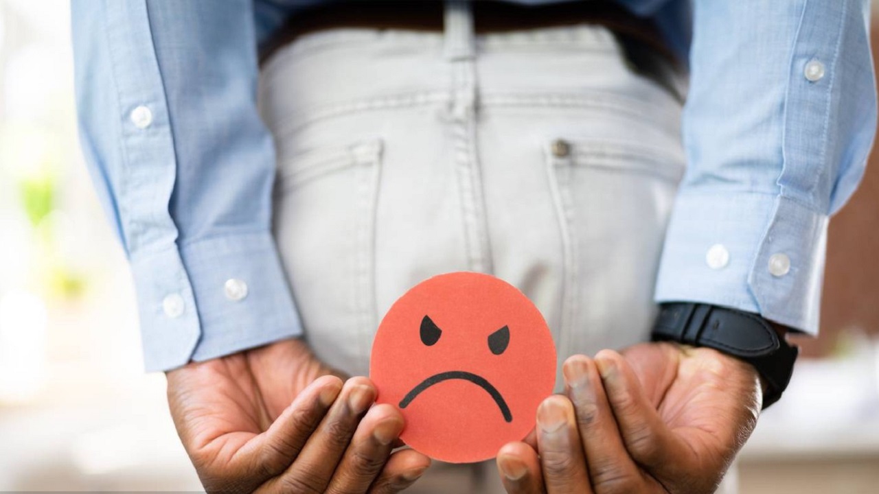 24岁女生肛裂正常吗,16岁女孩经常肛裂怎么治疗