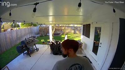 好惨！德州一男子在自家后院烤烧烤，烤架爆燃把眉毛烧掉了...