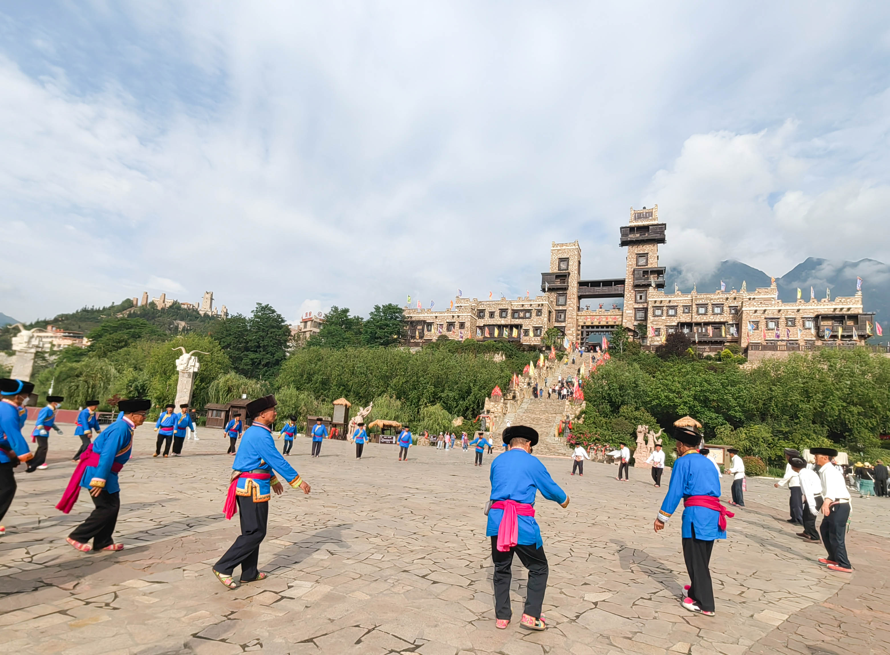 羌族云朵上的舞者,歌曲云朵上的羌族