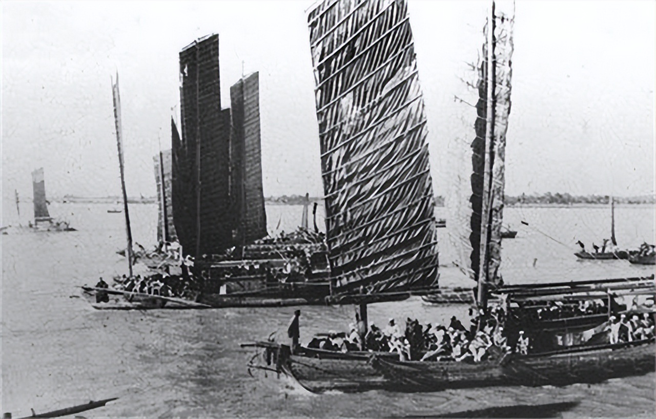 1964年，他只身一人驾驶登陆艇起义，国防部直接奖励黄金600两