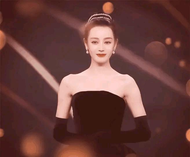 顶流迪丽热巴:被杨幂8亿捧红,工作四年无休,夺金鹰视后被嘲