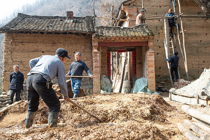 河南面积最大县山沟沟里的风景，沟壑纵横大棚多，深谷人家春日忙