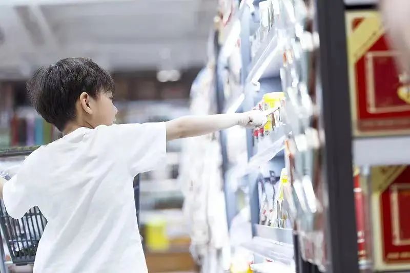 三只松鼠摸着李宁“过河”