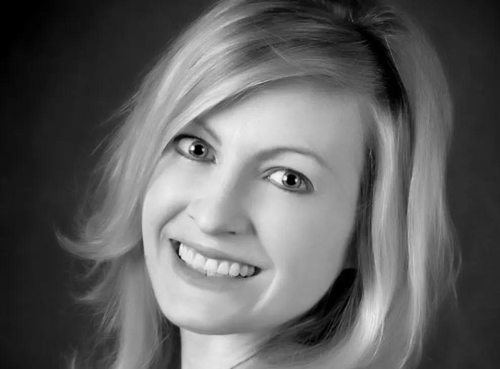 挖掘机抓玩具,挖掘机抓着飞机在飞的视频