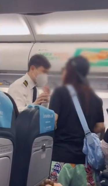 女子在航班上吐口水骂人被制服,女子飞机上吐口水骂人后续