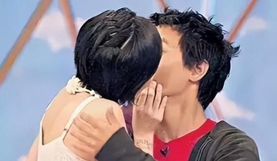 靠肩撒娇、摸脸掐腰、强吻壁咚，没分寸感的女明星算不算耍流氓？