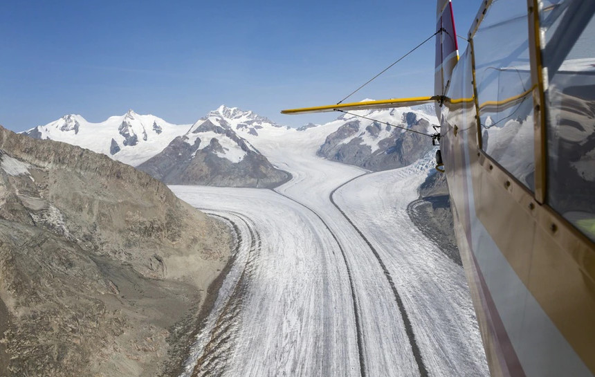 雪山融化后出现飞机残骸,瑞士1968年失事飞机残骸现身