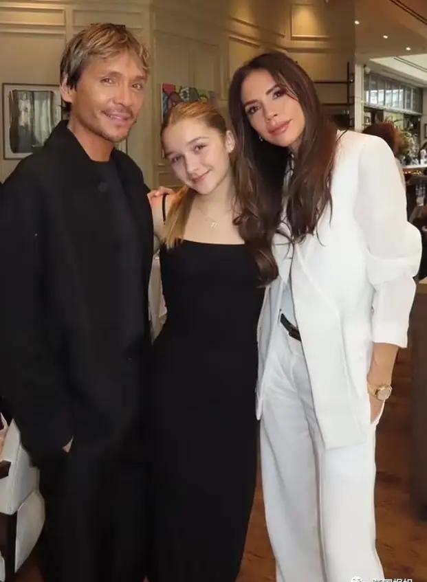 贝嫂狂晒48岁小贝半裸翘臀照，全球网友狂欢：谢嫂子带看男菩萨！