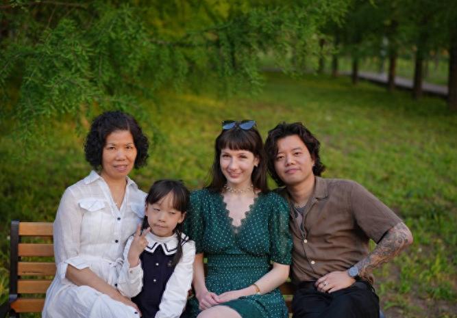 去武汉出差，同学小姨子热情招待我，与她发生幸福的事