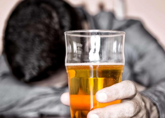 长期喝酒不怎么排尿,喝酒不排尿和排尿哪个好