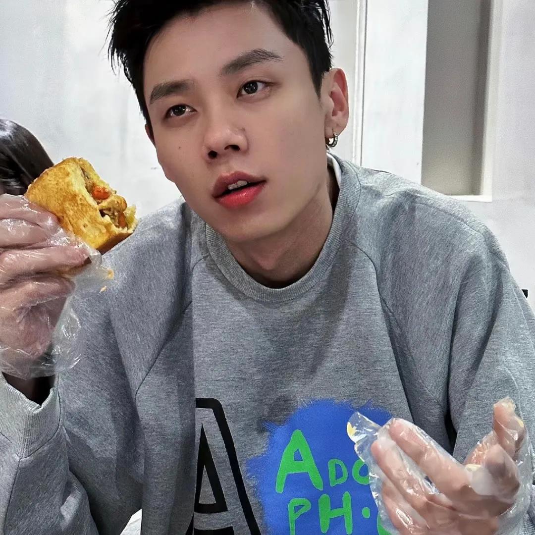 男生头像冷酷帅气,男生头像干净高级质感