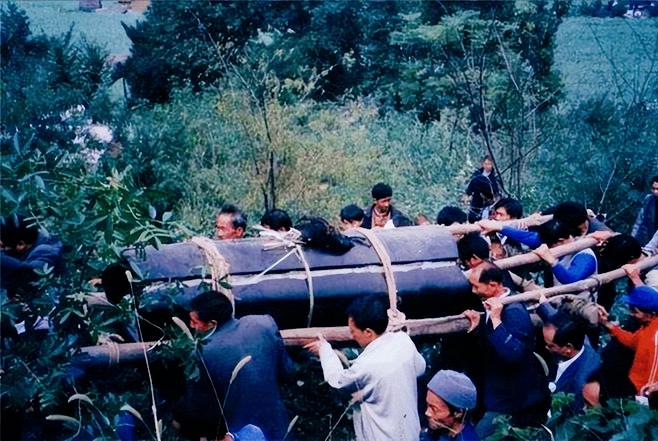 起棺下雨和落棺下雨有什么说法,下葬时下雨浇棺材预兆