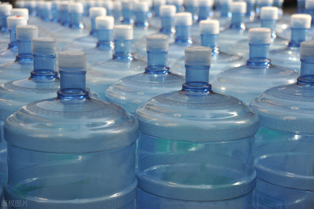 桶装水即热饮水机好还是净水器好,家用桶装水和小区售水机哪个划算