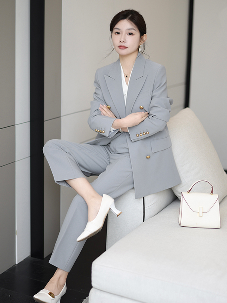 今年春天最流行的减龄穿搭,适合25岁到30岁的女装外套春季