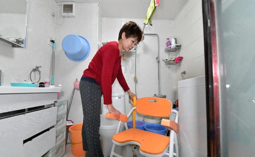 金秋时节黄叶,秋天落叶老人