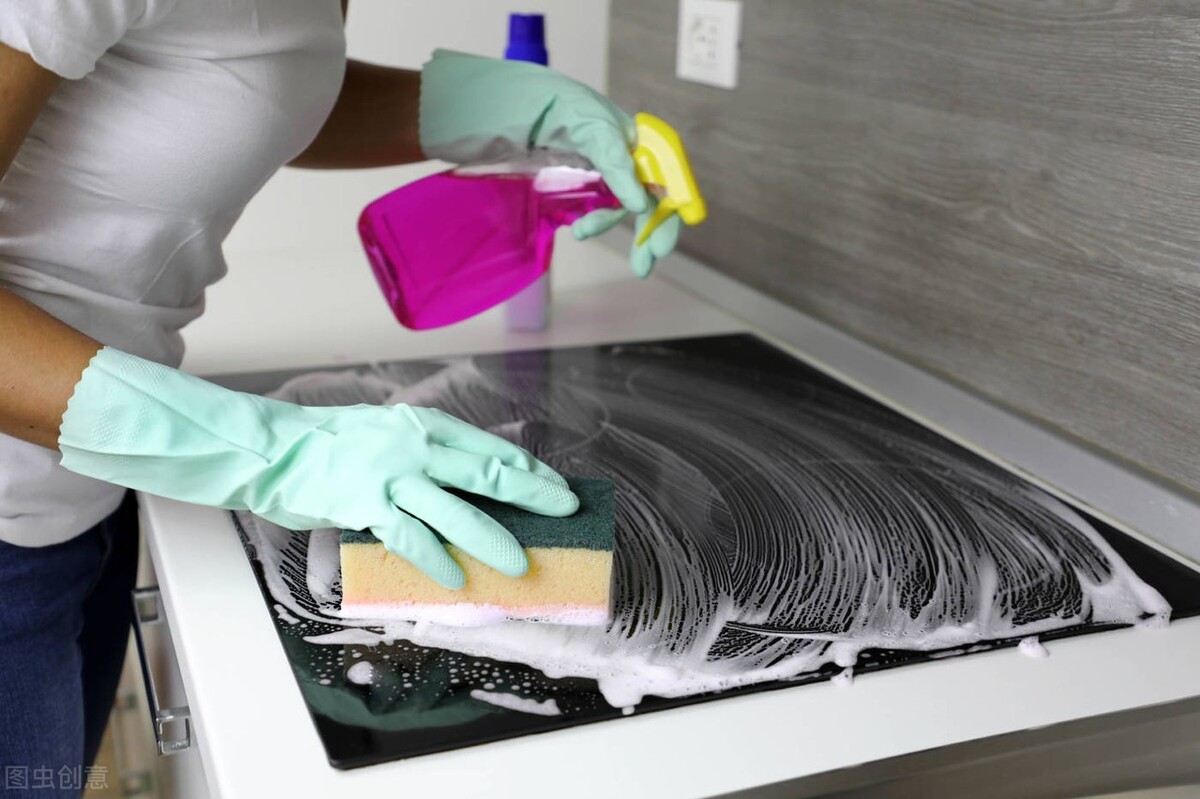 61岁退休大叔EMO，大口喝下浓缩型空调洗涤剂，嘴唇、口腔、食管严重灼伤