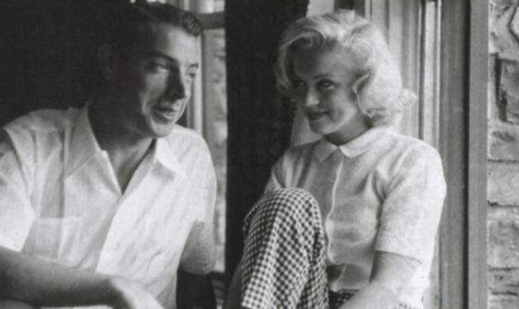 肯尼迪生日宴上梦露穿着,玛丽莲梦露在肯尼迪生日宴会上