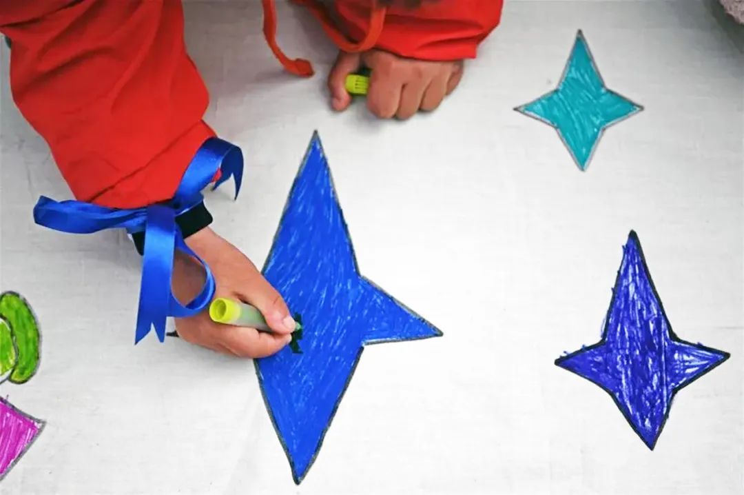 绘画疗愈孩子情绪的案例,自闭症儿童康复绘画