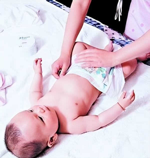 为什么宝宝尿不湿会有粉红色液体,为什么尿不湿没有粘的