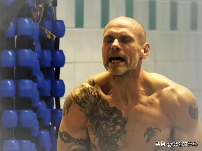 53岁退役球员，参加真人秀跳水，不小心把蛋摔碎，医生建议切除