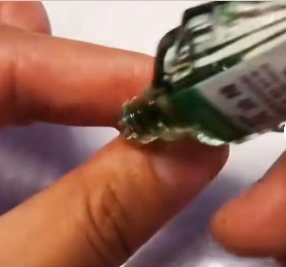 胶水弄到手上了该怎样去除胶水,手上粘了强力胶水怎么处理