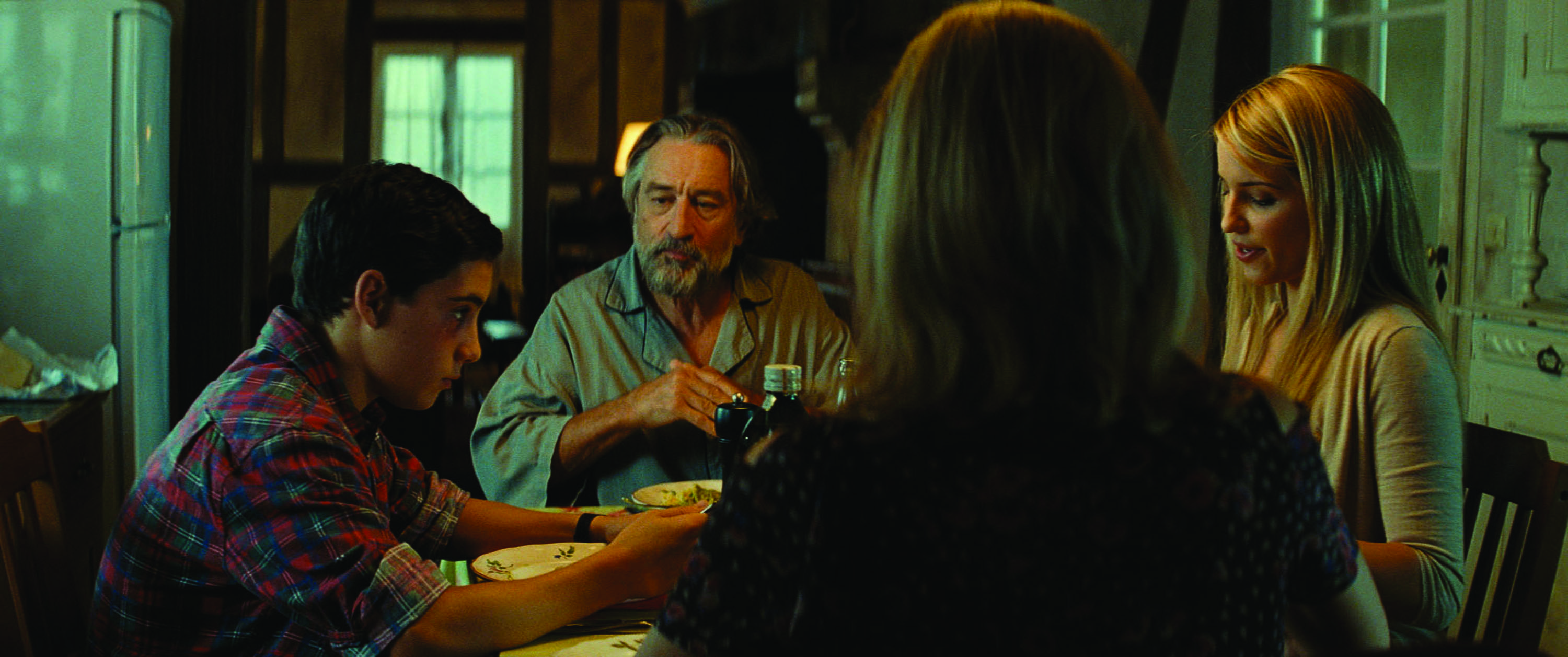 壮汉想性侵漂亮女孩，却被没收作案工具，招招致命极其狠毒，电影