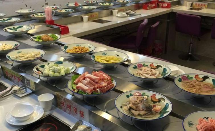 一男子吃16.6自助火锅,小伙吃十五元自助火锅