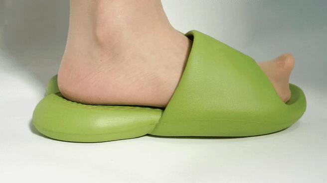 鞋子磨脚怎么办教你如何轻松解决,鞋子太紧磨脚