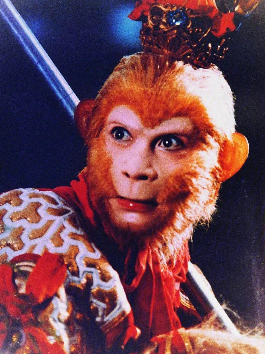 64岁“美猴王”六小龄童罕见晒多张夫妻合照，庆祝结婚35周年：下一个35年就一百岁了