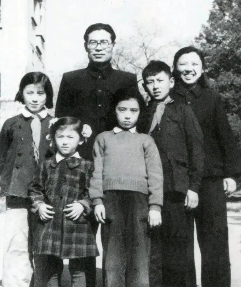 她是高岗的妻子，高岗自杀后独自照顾孩子，退休后享受司局级待遇