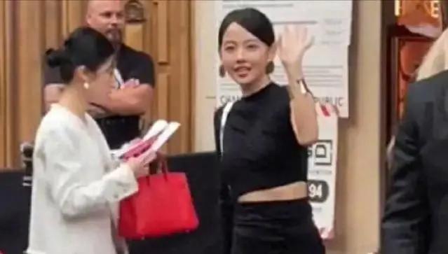 Lisa操作再引热议！晒大尺度照片、妆容变回泰妹，粉丝心疼其