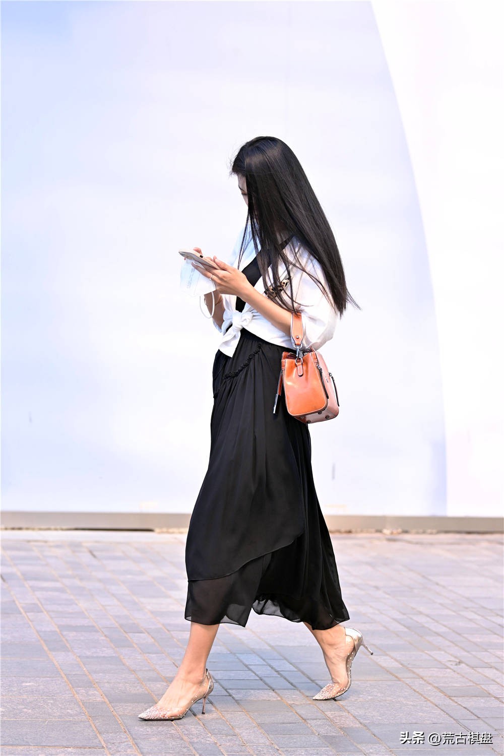 气质高跟鞋搭配简约又不失魅力 (秋冬季节粗跟高跟鞋最简单的搭配)