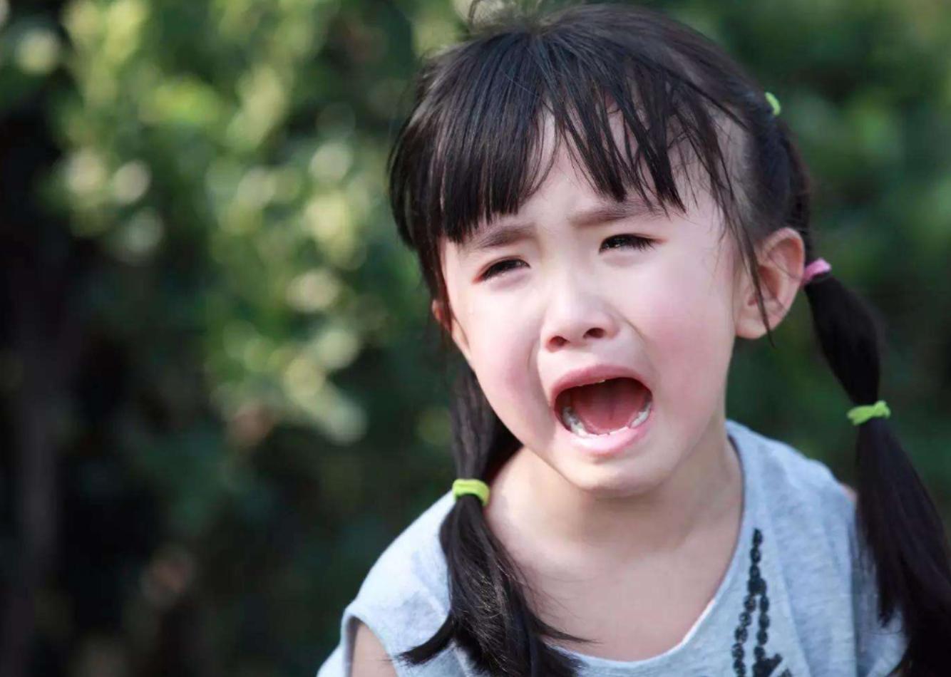 父母要求不允许哭泣,父母哭对孩子有很大的影响吗