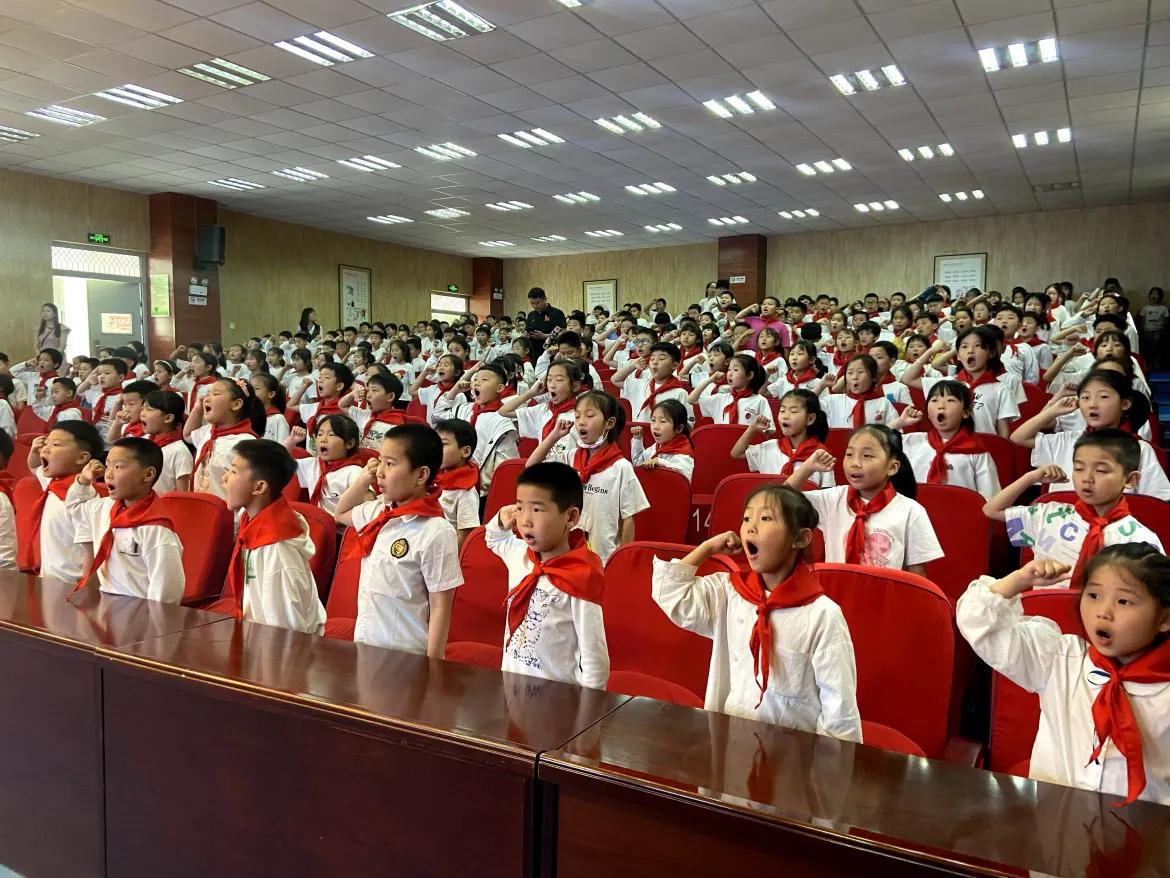 魏风路小学新队员入队仪式,红领巾心向党一年级入队仪式简报