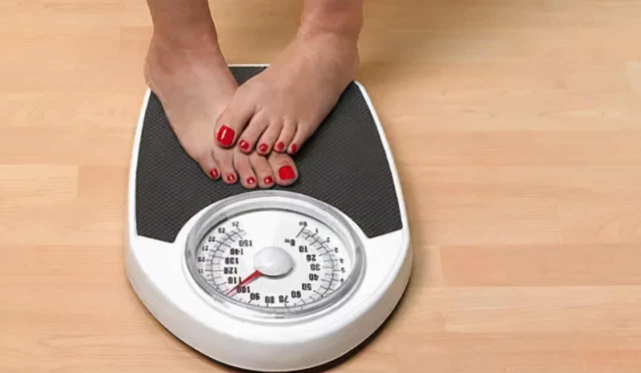 经常喝黄芪水，人为何会变瘦？注意：黄芪水的副作用，多加重视