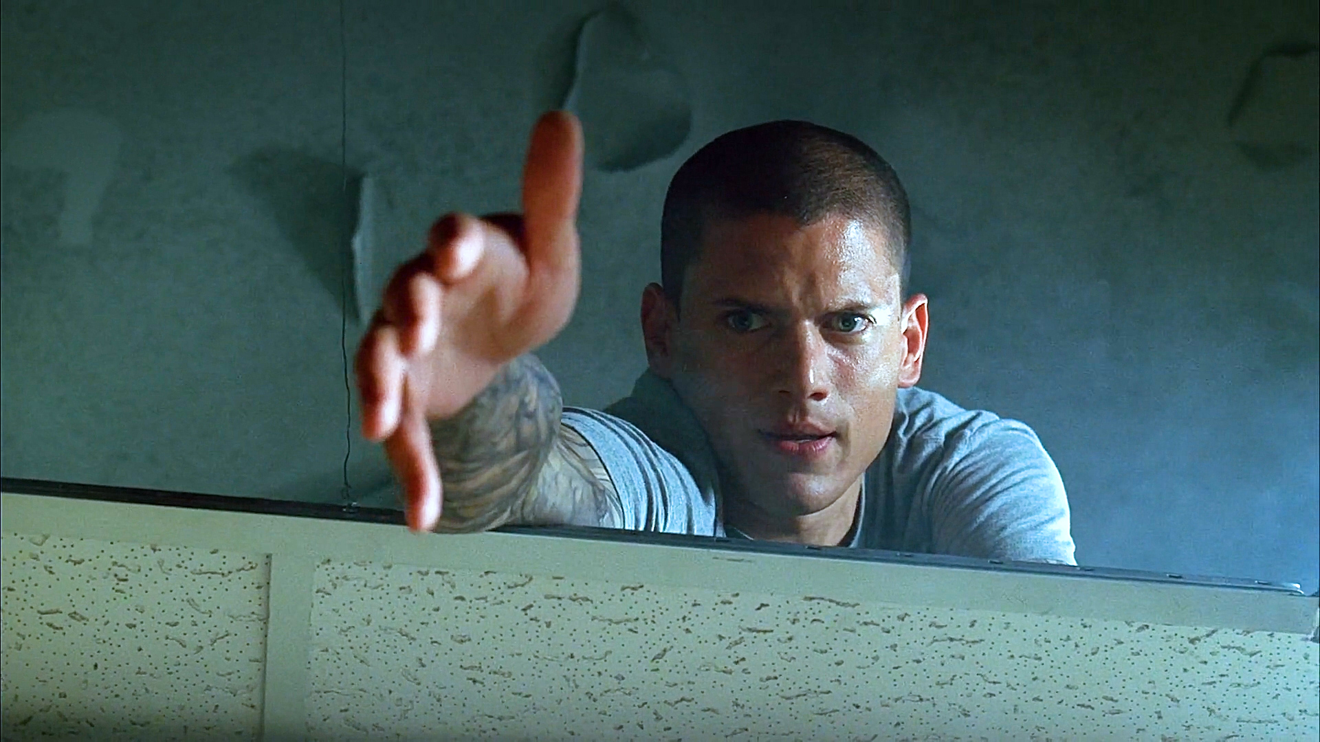 越狱7：监狱*乱暴**囚犯失控，迈克不惜暴露计划，从逃生通道救萨拉