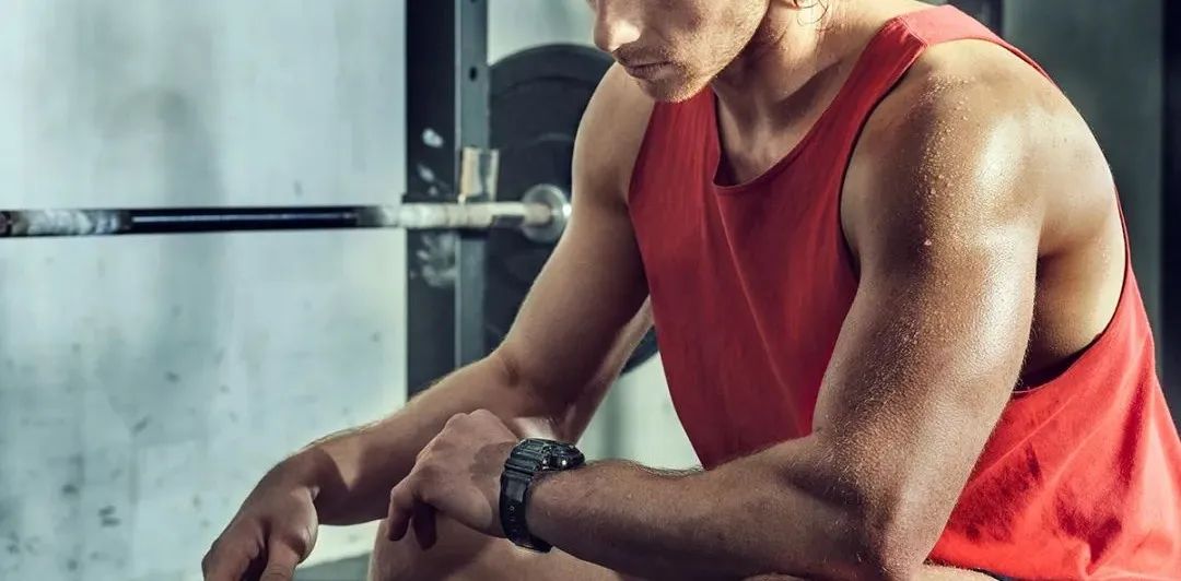 判断一个人会不会练:看他组间休息在干什么