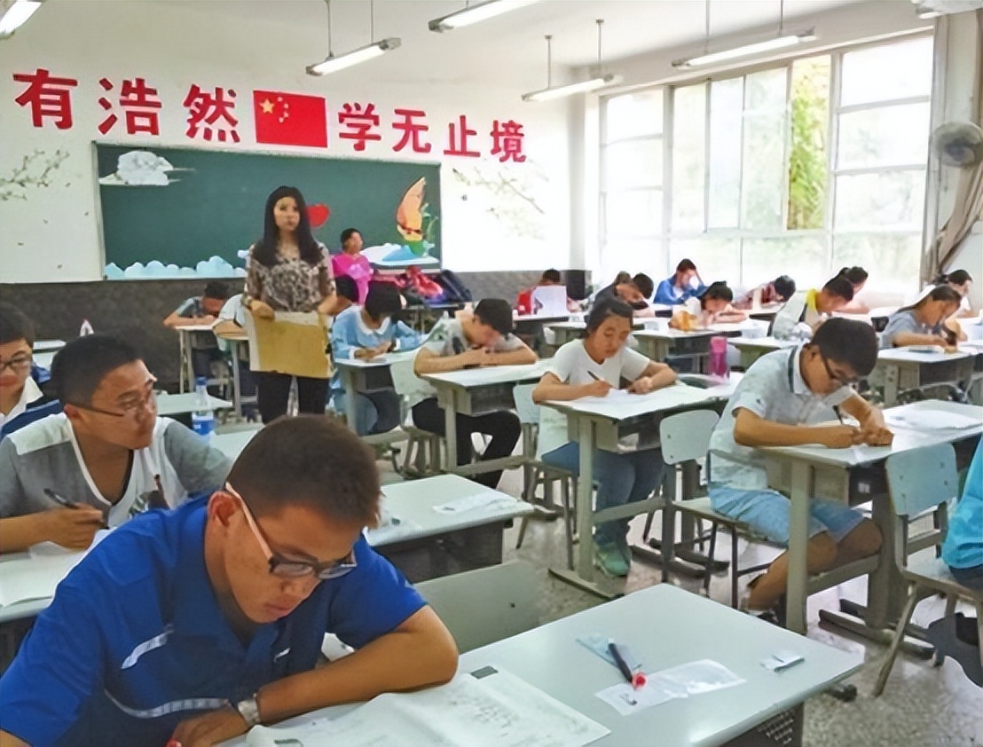 大学体育男老师露8块腹肌,男学生被老师叫上讲台展示腹肌